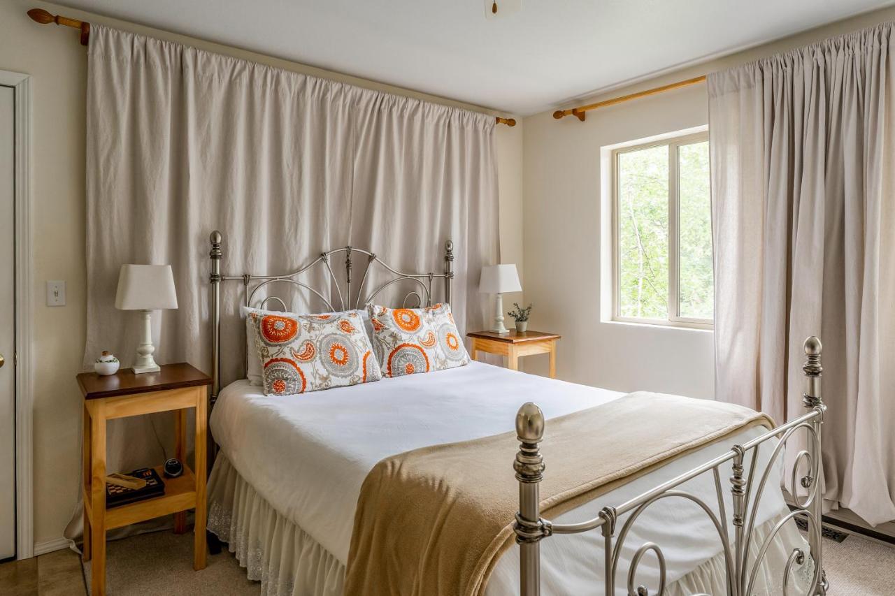 Yenne Point Studio Hotel Bigfork Esterno foto